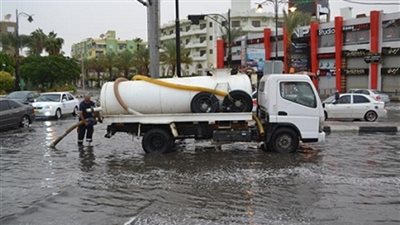 الدفع بـ 5 سيارات لشفط المياه أمام مركز إسكندرية لجراحة الأطفال
