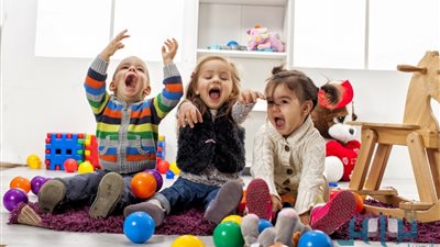 تعرفي على التوقيت المناسب لذهاب طفلك إلى الحضانة