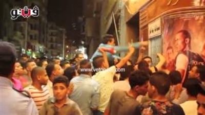 بالفيديو.. حَمل شاب على الأكتاف لحجز تذكرة «شد أجزاء»