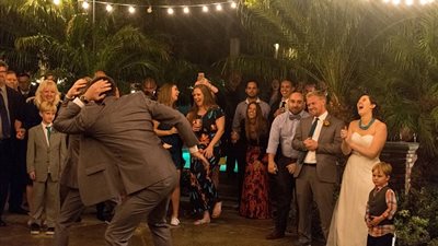 بالفيديو والصور.. صديقا العريس يدهشان ضيوف حفل الزفاف بـ«وصلة رقص»