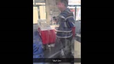 بالفيديو.. عامل يرش الأسماك بمبيد حشري في محل شهير بالسعودية