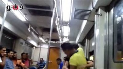 بالفيديو.. «خناقة وهمية» بين شابين في المترو لجذب انتباه الركاب