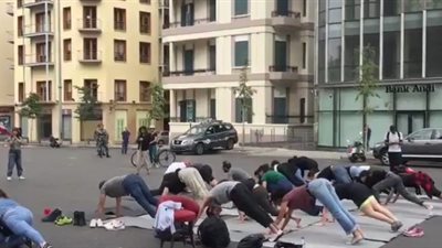 ثوار لبنان يبدءون احتجاجات يومهم الـ 11 باليوجا في الشوارع (فيديو)