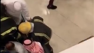 لحظة تحرير قدم طفل علقت داخل سلم كهربائي بجدة (فيديو)