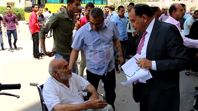 رئيس جامعة بني سويف يستجيب لطلب مسن لنقله إلى مقر اختبار