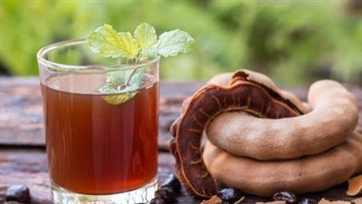 6 فوائد علاجية لتناول مزيج الكركديه بالتمر هندى