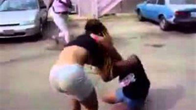 بالفيديو.. خناقة شوارع بين فتاتين