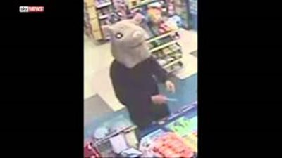 بالفيديو.. «حرامي» يرتدي قناع فأر يسطو على سوبر ماركت