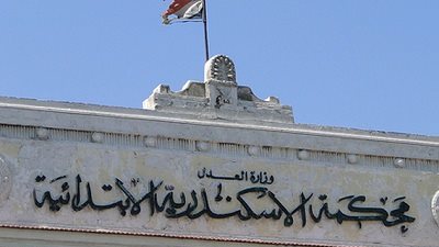 بدء جلسة محاكمة ضابطين وأمينى شرطة لتعديهم على رئيس محكمة