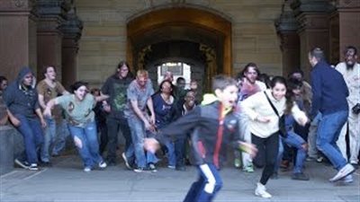 بالفيديو.. آكلو لحوم البشر يهاجمون المارة في الشارع