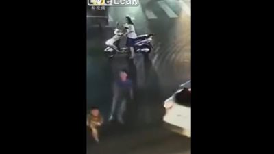 امرأة شجاعة تنقذ طفلا كادت أن تدهسه سيارة مسرعة (فيديو)