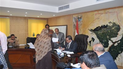 محافظ الفيوم يوجه بسرعة حل مشكلة الصرف الصحي بقحافة (صور)
