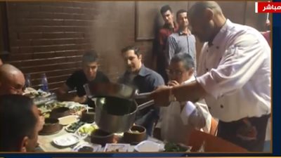 الإبراشي يعرض فيديو لـ«علاء مبارك» يتناول الملوخية في مطعم البرنس