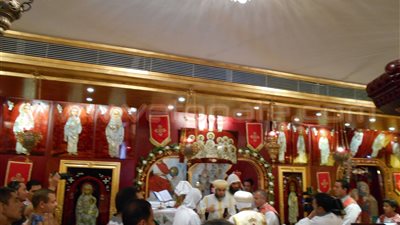 بالصور.. بدء توافد الأقباط على كنيسة الهضبة بشرم الشيخ