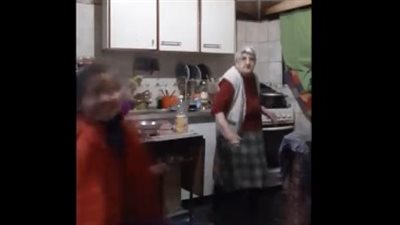 فتاة صغيرة ترقص مع جدتها العجوز بطريقة طريفة (فيديو)