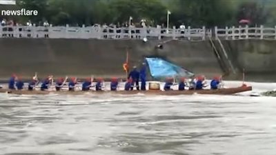 لحظة غرق 17 شخصا في انقلاب قاربين بالصين (فيديو)