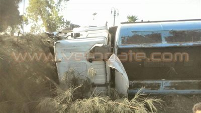 بالصور.. إصابة شخصين في انقلاب سيارة مواد بترولية بأسيوط