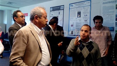 بالصور.. نجيب ساويرس يتفقد مشروعات الطلاب بجامعة النيل