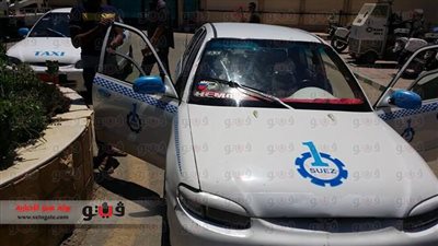 بالصور.. مرور السويس تضع أكواد على السيارات لسرعة وصول المواطنين