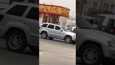 دورية أمنية تلقي القبض على سائق مسلح