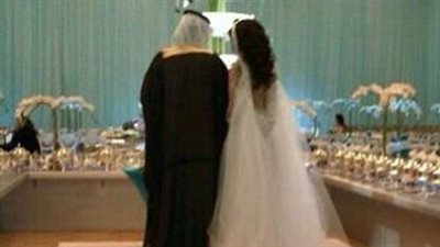 خادمة تفسد حفل زفاف فتاة سعودية وتلقي فستان زفافها في القمامة