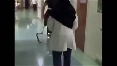 شاهد.. ماذا فعلت ممرضة سعودية مع شاب ليتحرك بأطراف صناعية