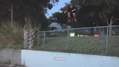 بالفيديو.. سقوط مروع لشاب حاول استعراض مهاراته بدراجة هوائية