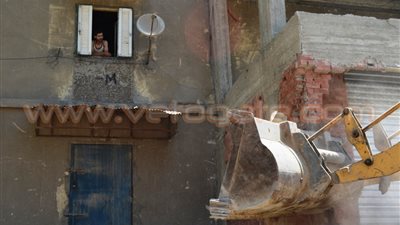 بالفيديو والصور.. مواطن لـ«محافظ القاهرة» بعد هدم منزله: «أنا هاشجع الإخوان وإسرائيل»