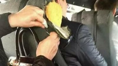 تصرف مصرية داخل «ميكروباص» يثير ضجة على «فيس بوك»