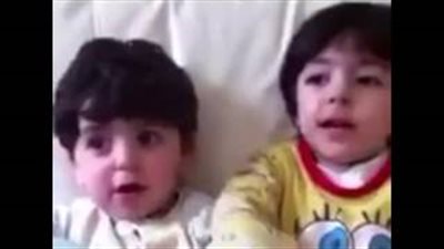 بالفيديو.. طفل يقرأ القرآن وشقيقه يصحح له