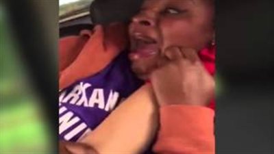 بالفيديو.. رد فعل امرأة اقتحم جمل سيارتها