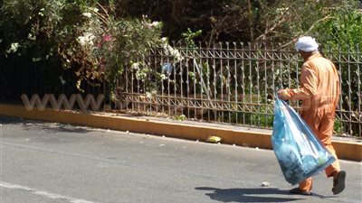 بالصور.. انتشار عمال النظافة بكورنيش النيل في قنا