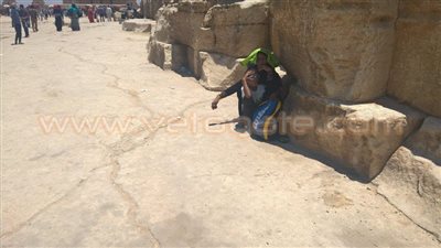 بالصور.. ارتفاع درجات الحرارة تفسد فرحة زوار الأهرامات بالعيد