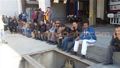 بالصور.. وقفه احتجاجية لعمال المترو بطرة البلد