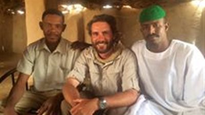 بالفيديو والصور.. رحالة بريطاني يقطع أفريقيا سيرا على الأقدام.. 