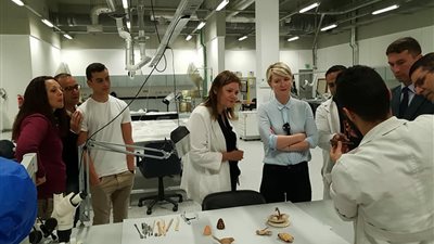 وفد أمريكي وسفيرة لاتفيا يزوران المتحف المصري الكبير (صور)