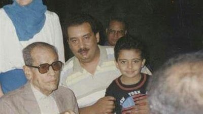 صورة نادرة لنجيب محفوظ ويوسف زيدان