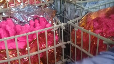 ضبط مخزن حلوى في سوهاج يستخدم مواد مجهولة المصدر