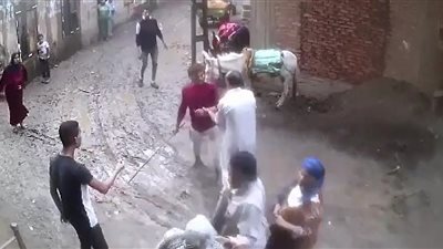 فيديو لشاب يصفع سيدة ويضربها بـ