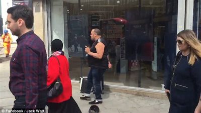 بالفيديو والصور.. أغرب وسيلة تسول لبدين في شوارع لندن