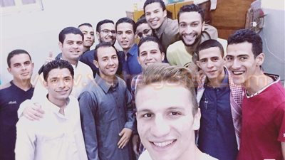 بالصورة.. مدافع المقاولون يلتقط «سيلفي» مع أصدقائه بمناسبة العيد