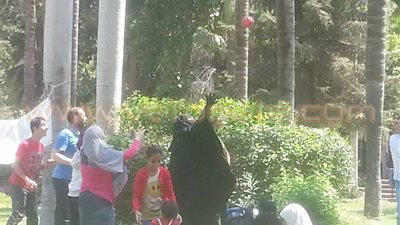 بالصور.. منتقبة تلعب الكرة الطائرة بحديقة الأسماك