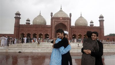 بالصور.. مظاهر الاحتفال بعيد الفطر حول العالم