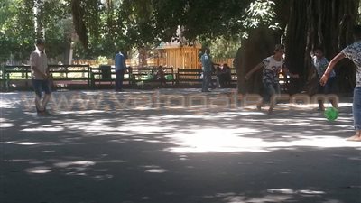 بالصور.. جنينة الأسماك تتحول لملعب كرة ثاني أيام العيد