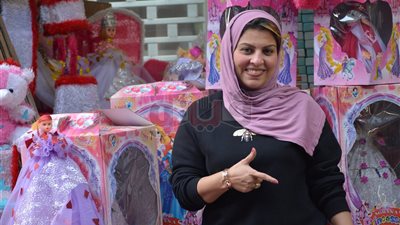 قصة سيدة تعمل في صناعة عرائس المولد بالمنزل لمساعدة زوجها (فيديو وصور)