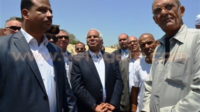 5 مشاهد في جولة محافظ القاهرة بعزبة الوالدة بحلوان.. «السعيد» يوجه بتحويل حصن أبو جبل لمسطحات خضراء.. ونقل الباعة الجائلين من أمام مترو حلوان.. ويوزع «الحلوى والعيدية» على أطفال دا