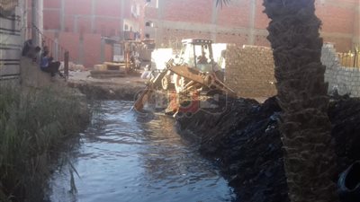 محافظ الفيوم يوجه بتكثيف أعمال تطهير المجاري المائية ومخرات السيول