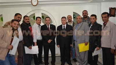 بالصور.. جمال سرور يسلم 8 مصريين عقود عمل بالكويت برواتب مجزية