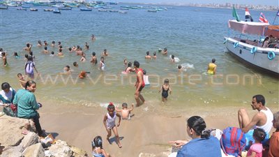 بالصور.. تزاحم المواطنين على الشواطئ في ثاني أيام العيد بالإسكندرية