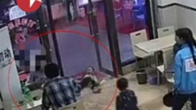 امرأة حامل تسقط طفلا أزعجها عن عمد (فيديو وصور)